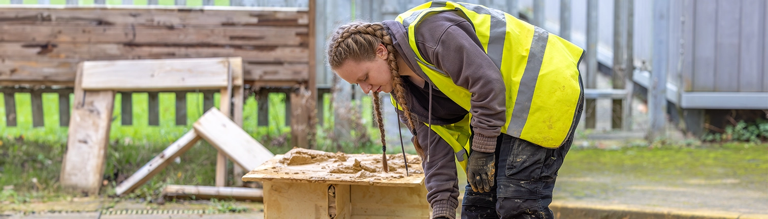 Bricklaying student lays a cavity wall in the workshop